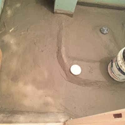 רצפת בטון עם דלי צבע בתהליך שיפוץ