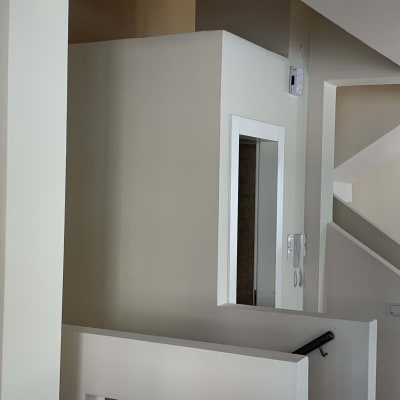 מתגי חשמל ואינטרקום על קיר פנימי