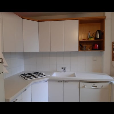 מטבח עם משטח שיש לבן וכיור