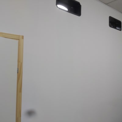 קיר גבס עם מסגרת עץ ודלת חלקית