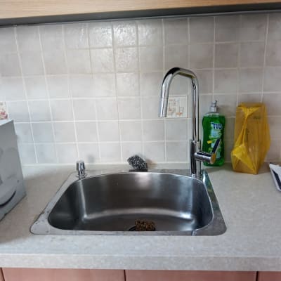 כיור מטבח עם ברז, ספוג מתכת וסבון כלים ירוק