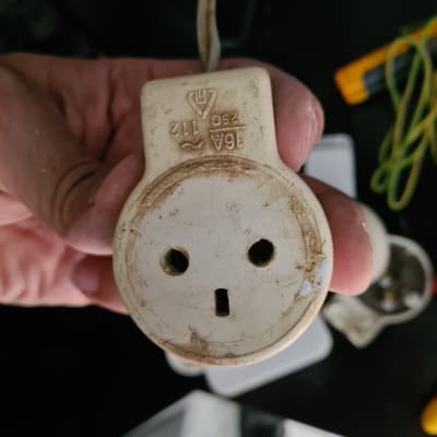 תקע חשמלי ישן עם לכלוך ואבק