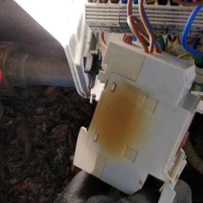 חוטי חשמל צבעוניים מחוברים לקופסת חשמל