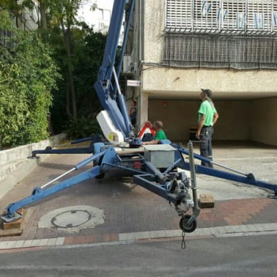 כריתת ענפים גבוהים עם מנוף