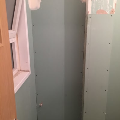 קירות גבס מותקנים בחדר בשיפוץ