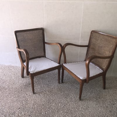 שני כיסאות עץ עם ריפוד בהיר על מושביהם