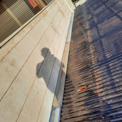 גג עם כלי עבודה, צל אדם על הקיר