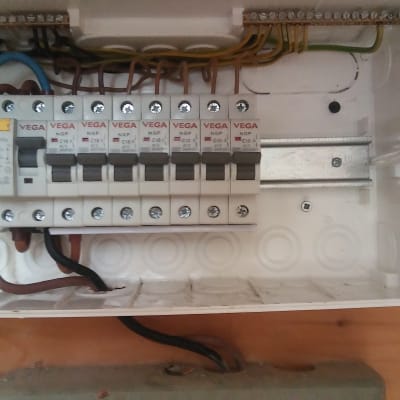לוח חשמל עם מפסקים וחוטי חשמל