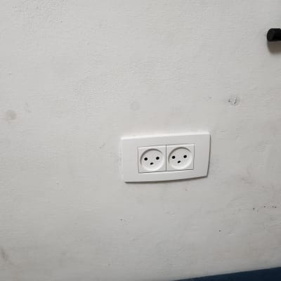 שקע חשמל כפול על קיר לבן