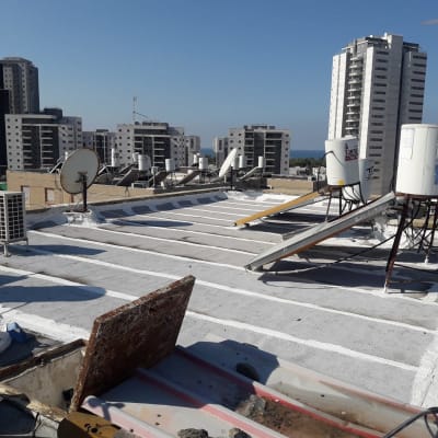 גג אטום עם שכבת איטום לבנה וסולארים