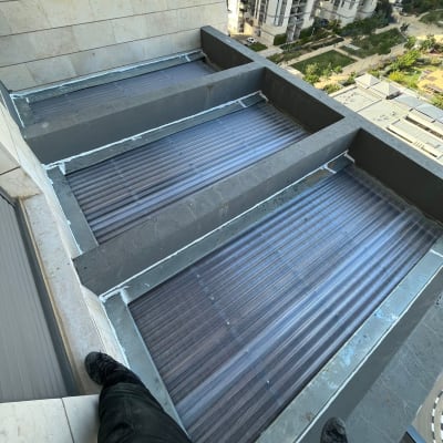 גג עם לוחות פלסטיק שקופים ומסגרות מתכת