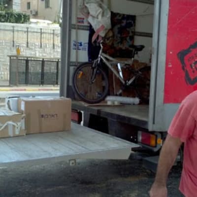 משאית הובלה עם קרטונים ואופניים