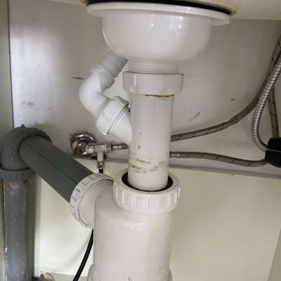 צנרת פלסטיק מתחת לכיור עם חיבורים