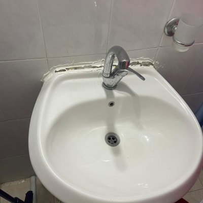 כיור עם ברז ותיקון איטום בקיר