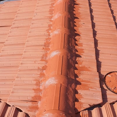 איטום גג רעפים עם חומר אטימה כתום