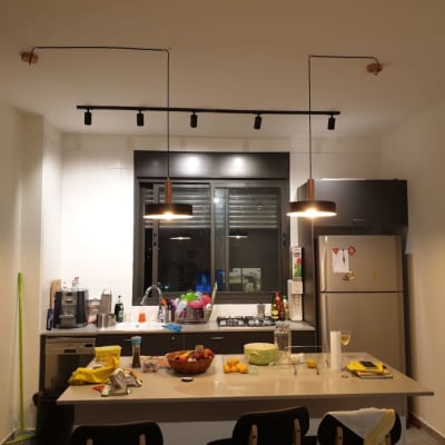 תאורה תלויה במטבח עם חוטי חשמל גלויים