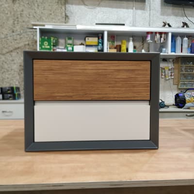 ארון מטבח עם מגירות עץ ולבן על שולחן עץ