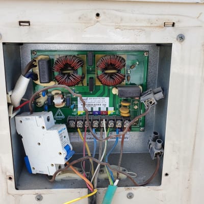 לוח חשמל פתוח עם חוטים ומעגלים חשמליים