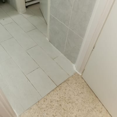 מעבר בין רצפת קרמיקה לרצפת טרצו עם דלת פתוחה