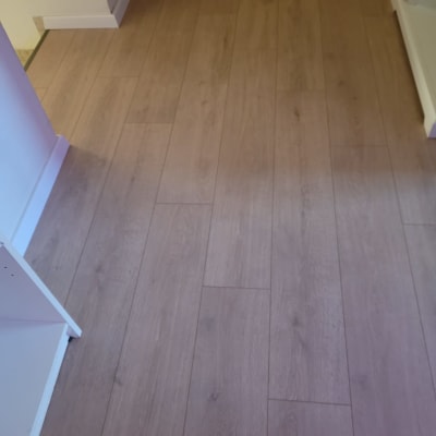 רצפת פרקט עץ בהירה במסדרון צר