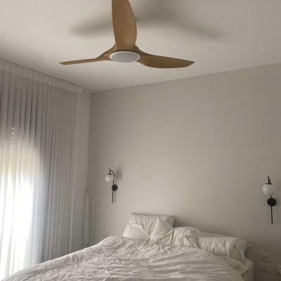 מאוורר תקרה מעץ מותקן על התקרה