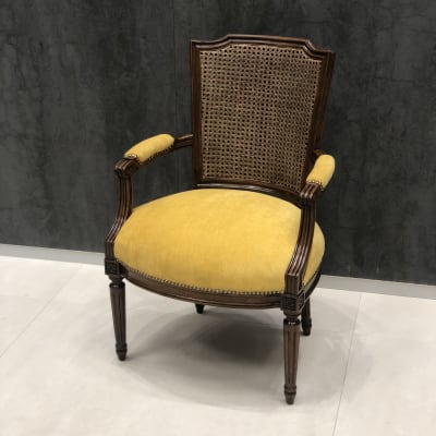 כיסא עץ עם ריפוד צהוב על המושב והמשענת