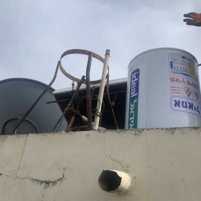 דוד שמש על גג עם צינורות ומתקן מתכת