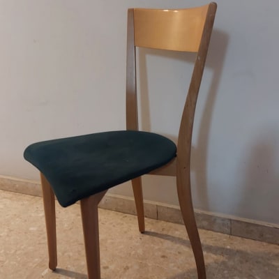 כיסא עץ עם ריפוד מושב כהה