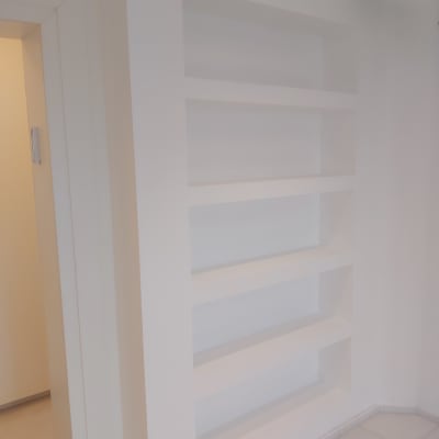 מדפי גבס לבנים מובנים בקיר