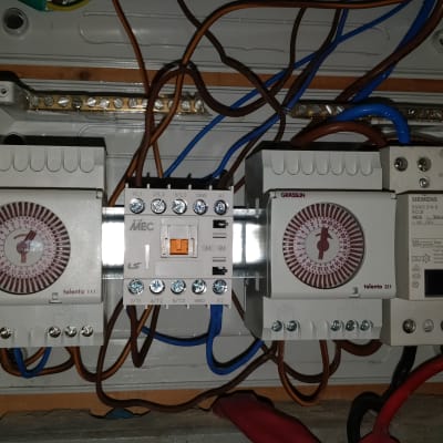 לוח חשמל עם טיימרים, חוטים ומפסקי חשמל