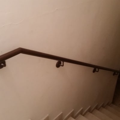 מעקה חום לאורך גרם מדרגות פנימי