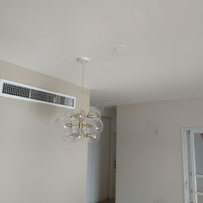 קיר צבוע בצבע בהיר עם מנורה תלויה