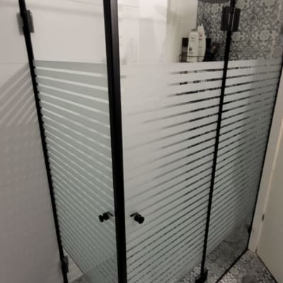 מקלחון זכוכית עם דלתות שקופות ודוגמת פסים