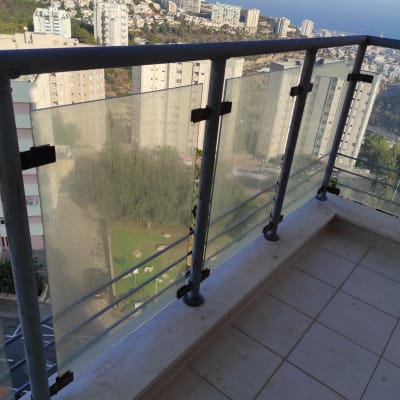 מרפסת עם רצפה מלוכלכת ומעקה זכוכית