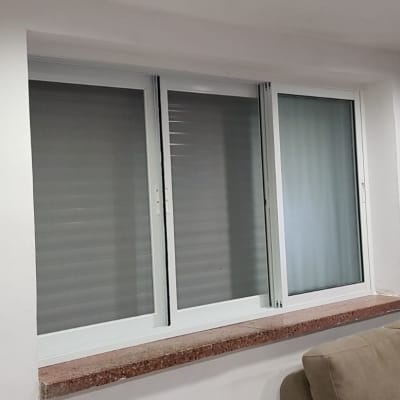 חלון אלומיניום עם תריסים סגורים