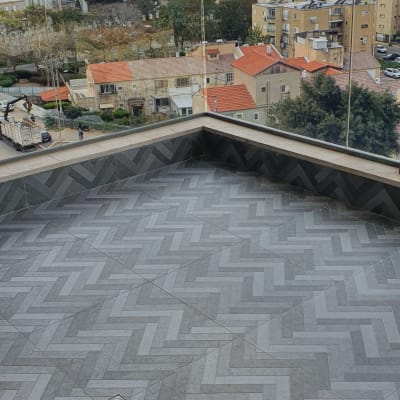 מרפסת עם ריצוף דמוי עץ ודלת ניקוז