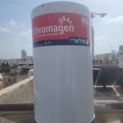 דוד שמש כרומגן על גג בניין
