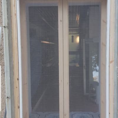 דלת עץ עם רשת מגן שקופה