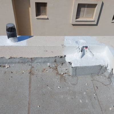 איטום גג עם חומר לבן סביב צינור ופתח