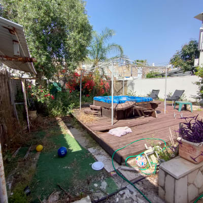 צינור השקיה, עציצים, צמחים ופרחים בגינה