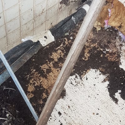 צינורות אטומים עם חומר איטום לבן על קיר מלוכלך