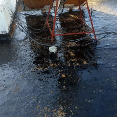 זפת שחורה על גג לאיטום סביב דוד שמש