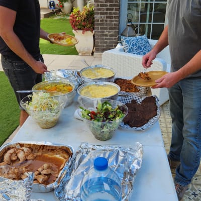 שולחן קייטרינג עם סלטים, בשר ותוספות