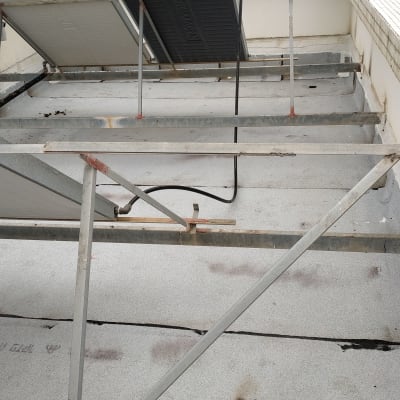 גג עם יריעות איטום ומבנה מתכת