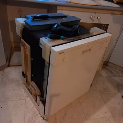 מדיח כלים מפורק עם כלים על השיש