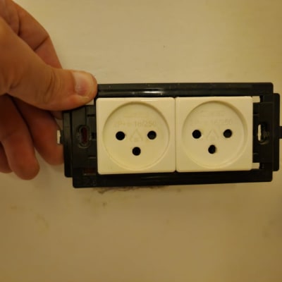 יד מחזיקה שקע חשמל כפול בקיר