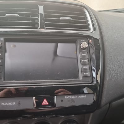 מערכת מולטימדיה לרכב עם כפתורי שליטה