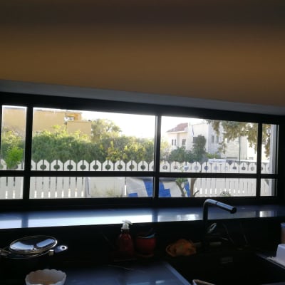 חלון אלומיניום גדול עם מסגרת שחורה