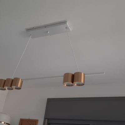 מנורת תקרה עם ארבעה גופי תאורה תלויים