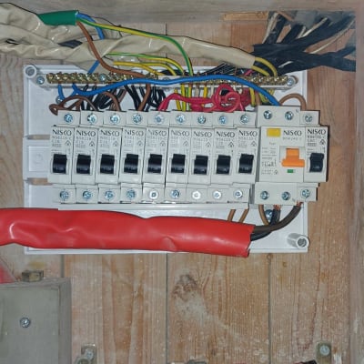 לוח חשמל עם מפסקים וכלי עבודה חשמלי